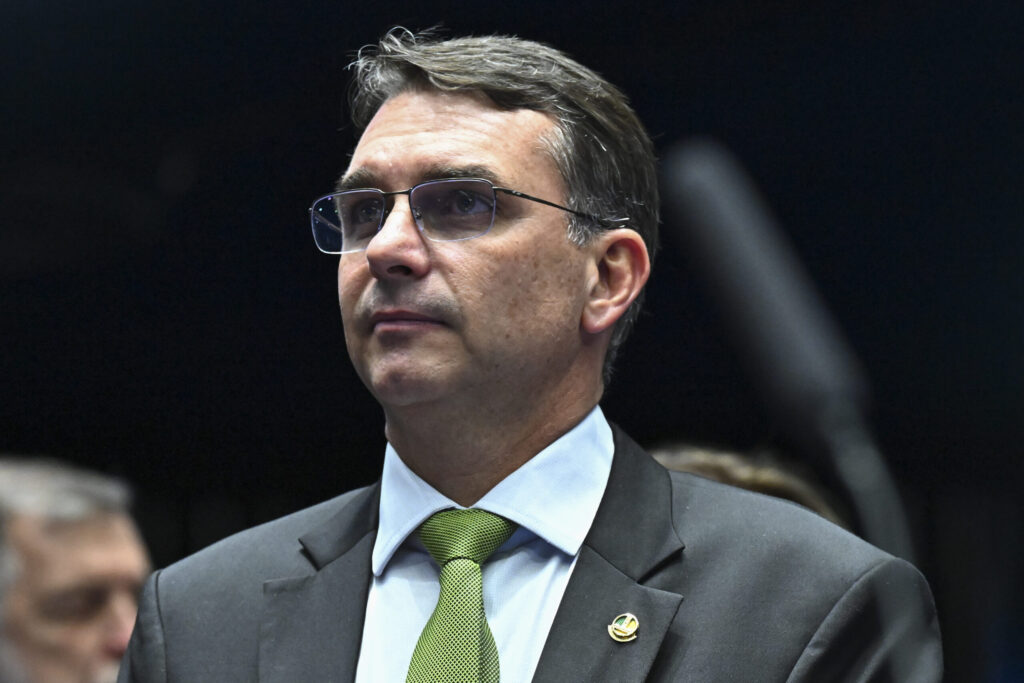 Flávio Bolsonaro diz que Judiciário foi aparelhado por Lula