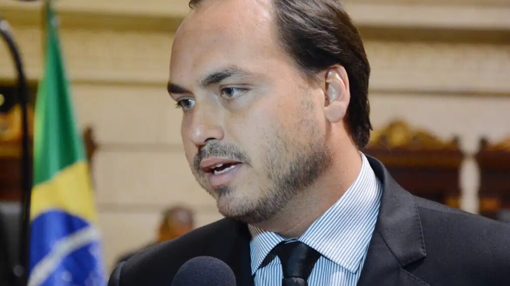 Carlos diz que Bolsonaro voltou a passar mal na prisão