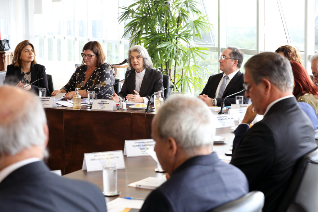 Cármen Lúcia apresenta regras de conduta a presidentes de TREs