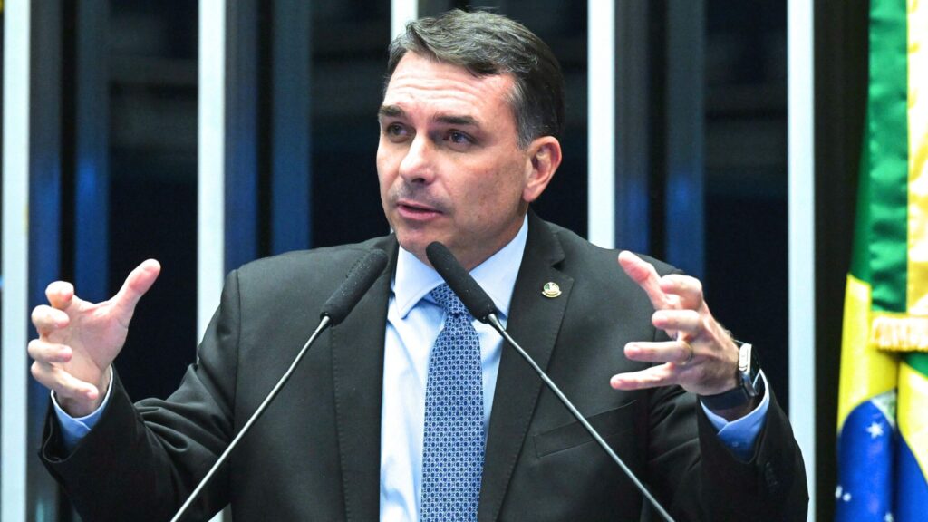 Flávio Bolsonaro diz que vai acionar TSE por alegoria de “famílias”
