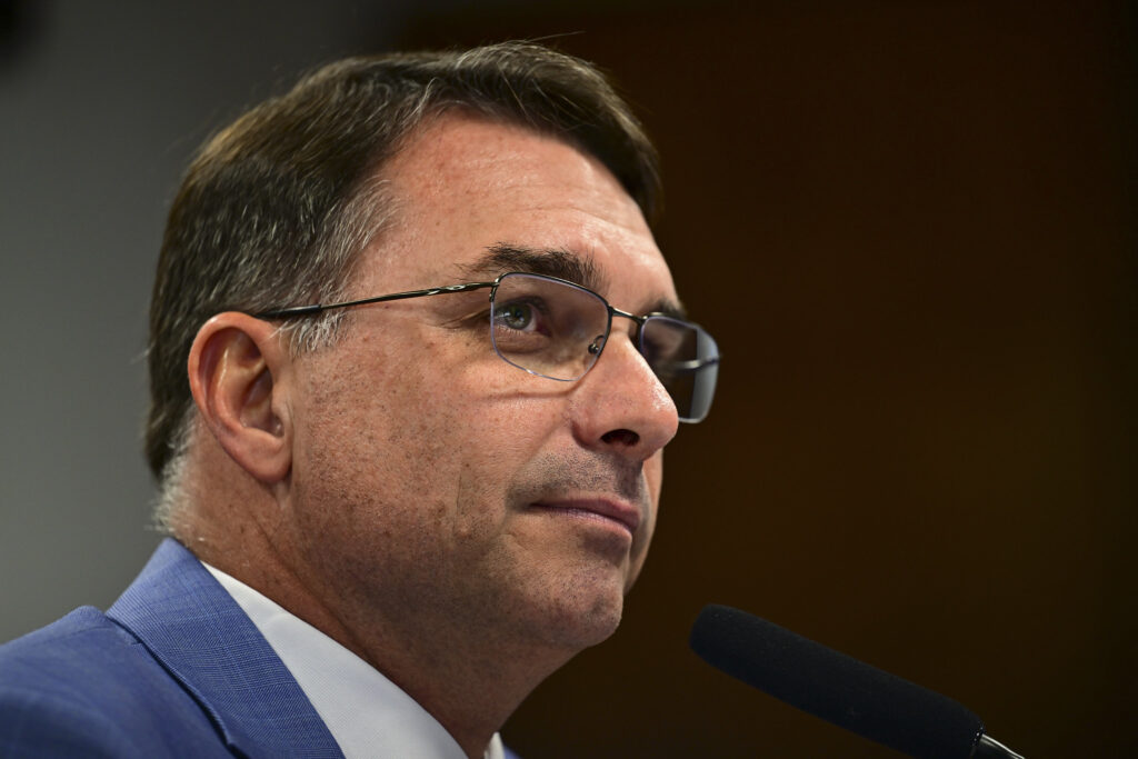 Flávio Bolsonaro aposta em discurso duro na segurança