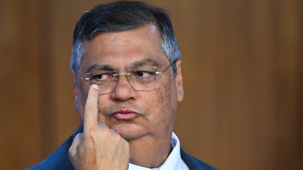 Dino proíbe que Congresso vote novos “penduricalhos” acima do teto