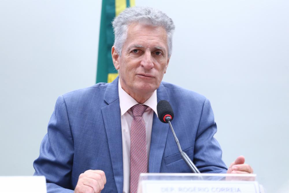 Deputado do PT se retrata por montagem com Vorcaro e Bolsonaro