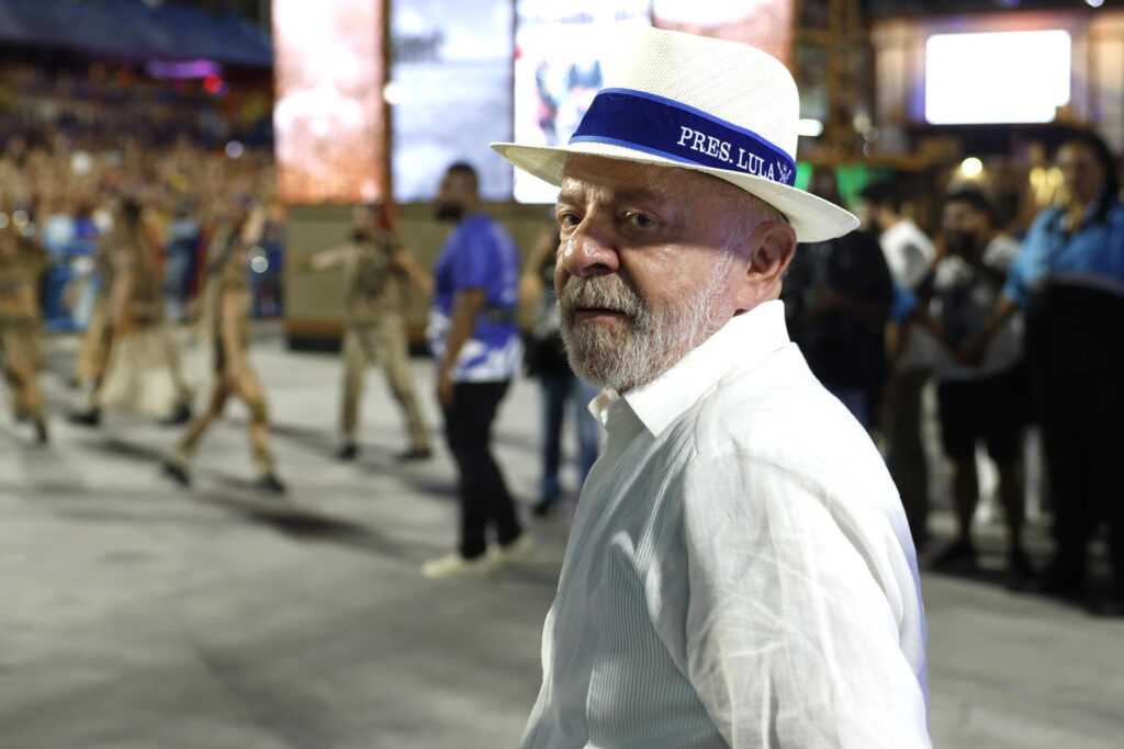 Acadêmicos de Niterói é rebaixada com homenagem a Lula