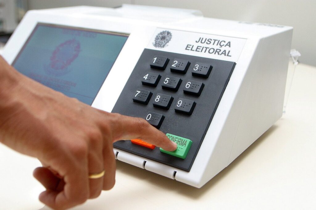 43% dos brasileiros desconfiam das urnas eletrônicas, diz pesquisa