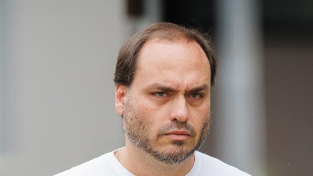 Se atendimento demorasse, Bolsonaro teria morrido, diz Carlos