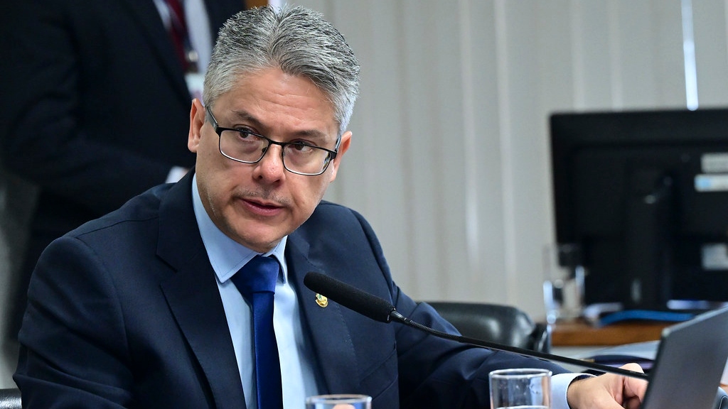 Senador consegue 23 assinaturas para investigar Toffoli e Moraes com Vorcaro