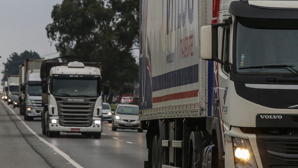 Caminhoneiros mantêm ameaça de greve e dão prazo ao governo