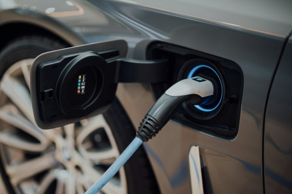 Rede de recarga cresce para acompanhar alta dos carros elétricos