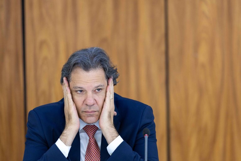 impostos, gastos em alta e dívida explosiva