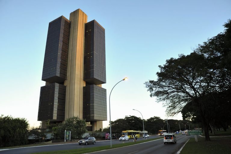 Investimentos no país recuam US$ 2,4 bilhões em 12 meses