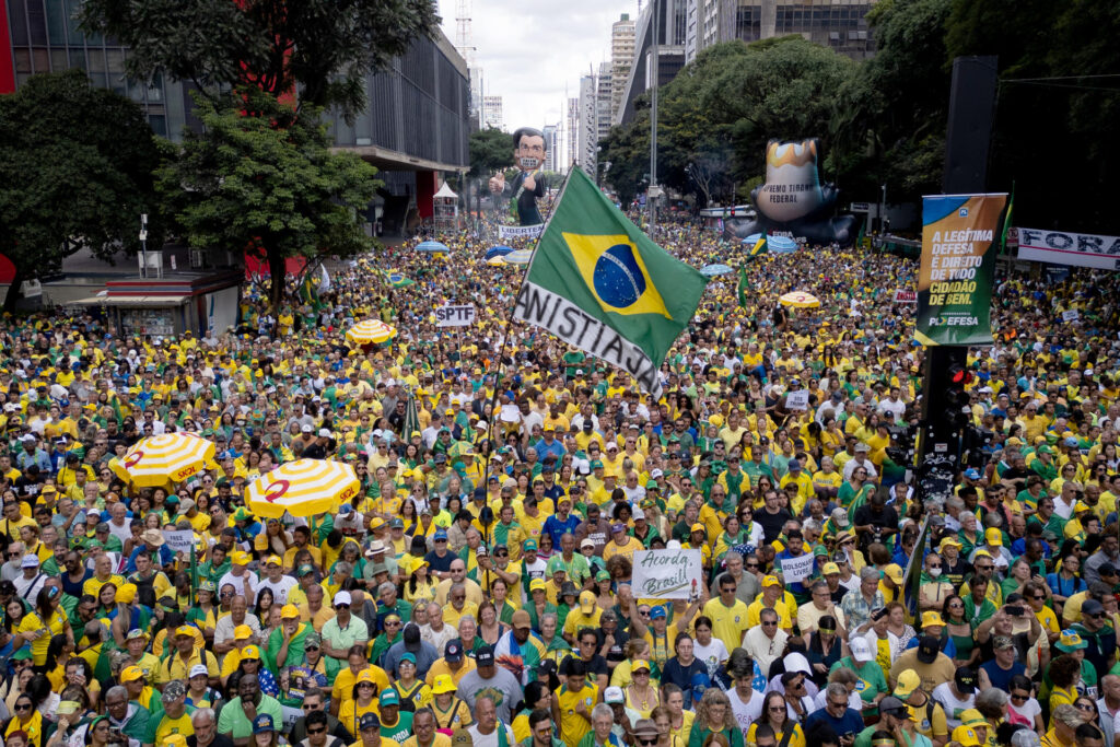 Manifestações Acorda Brasil fortalecem Flávio Bolsonaro