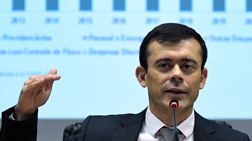 Aumento do petróleo afetará o Brasil se barril chegar a US$ 100, diz Tesouro