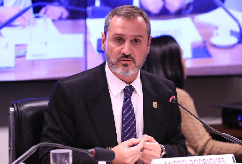 Diretor da PF diz ter retirado acessos de policial dos EUA no Brasil