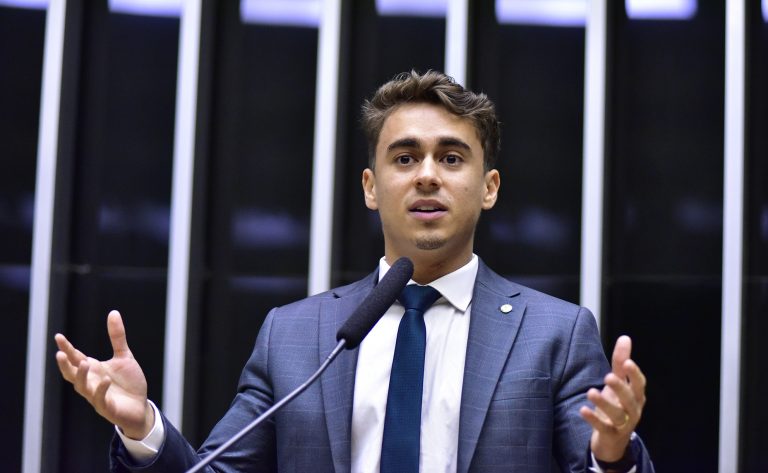 Direita domina redes sociais com humor e memes para 2026