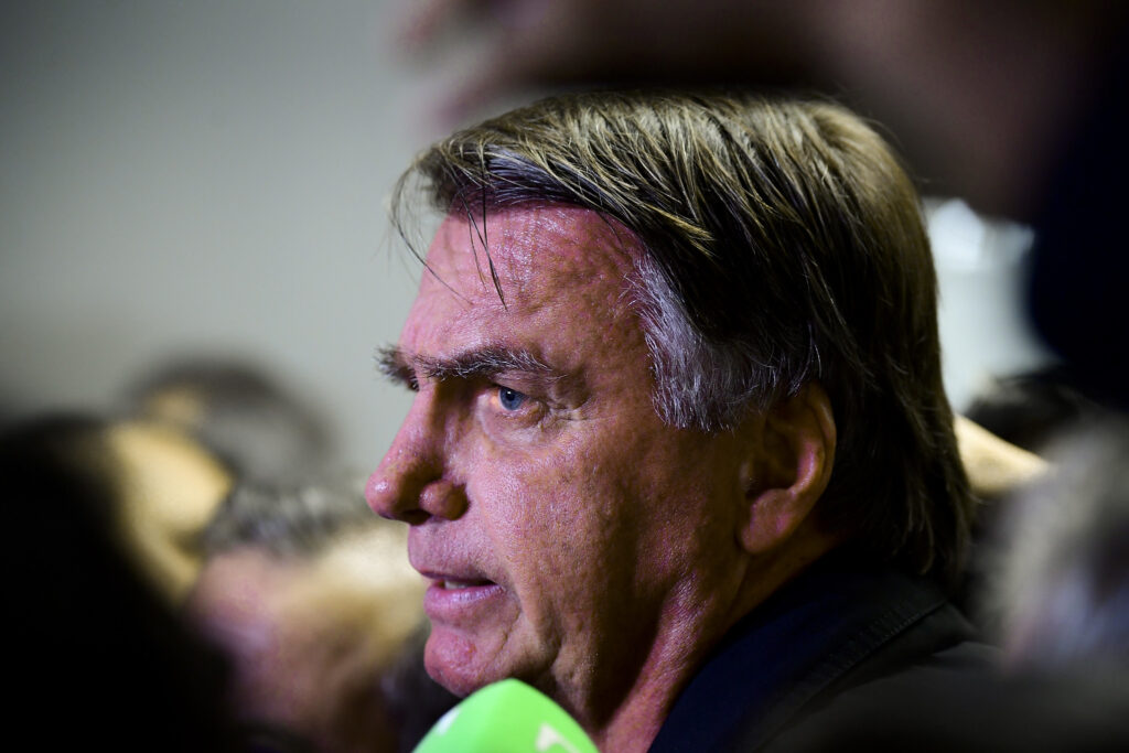 Médicos de Bolsonaro relatam ao STF discreta melhora