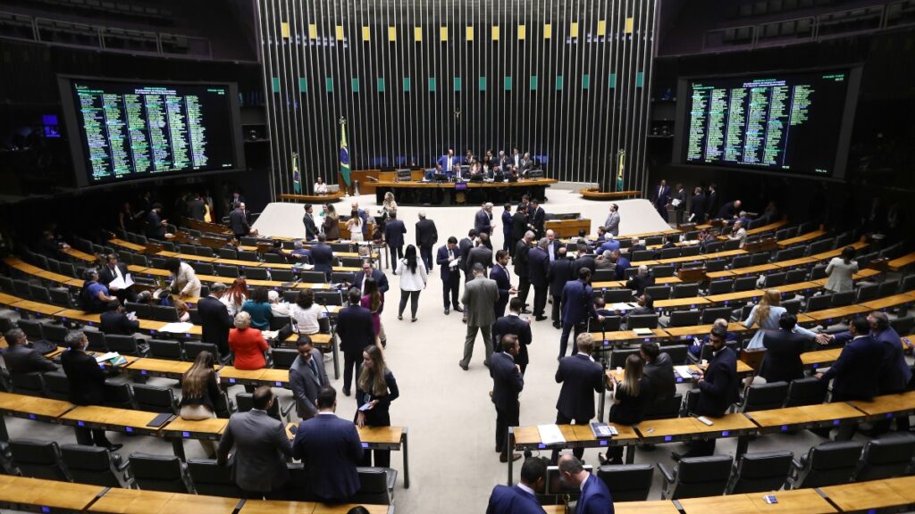 Câmara aprova projeto que amplia fiscalização e restringe novos postos de combustíveis