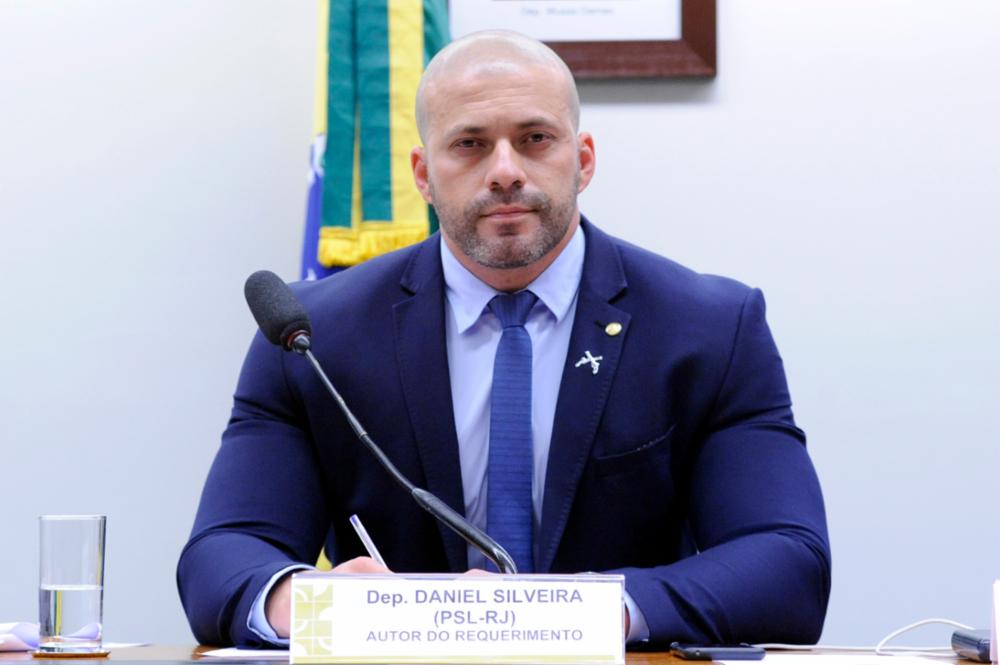 Moraes vota contra flexibilizar regime aberto de Daniel Silveira