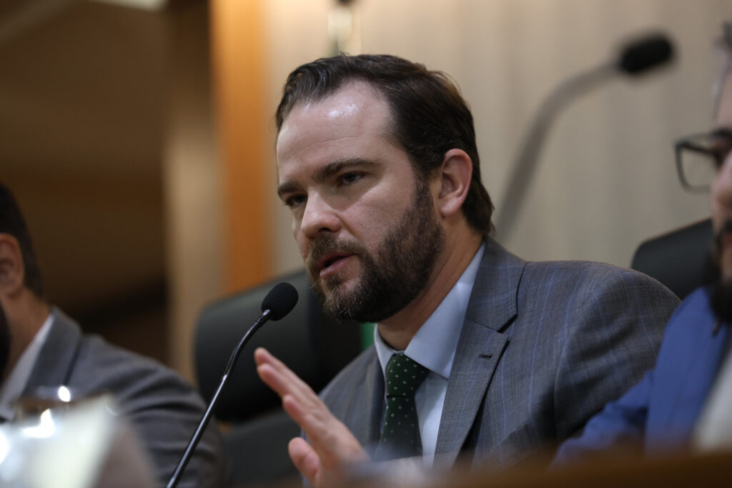 Classificar PCC e CV como terroristas afetaria mercado financeiro, diz Durigan
