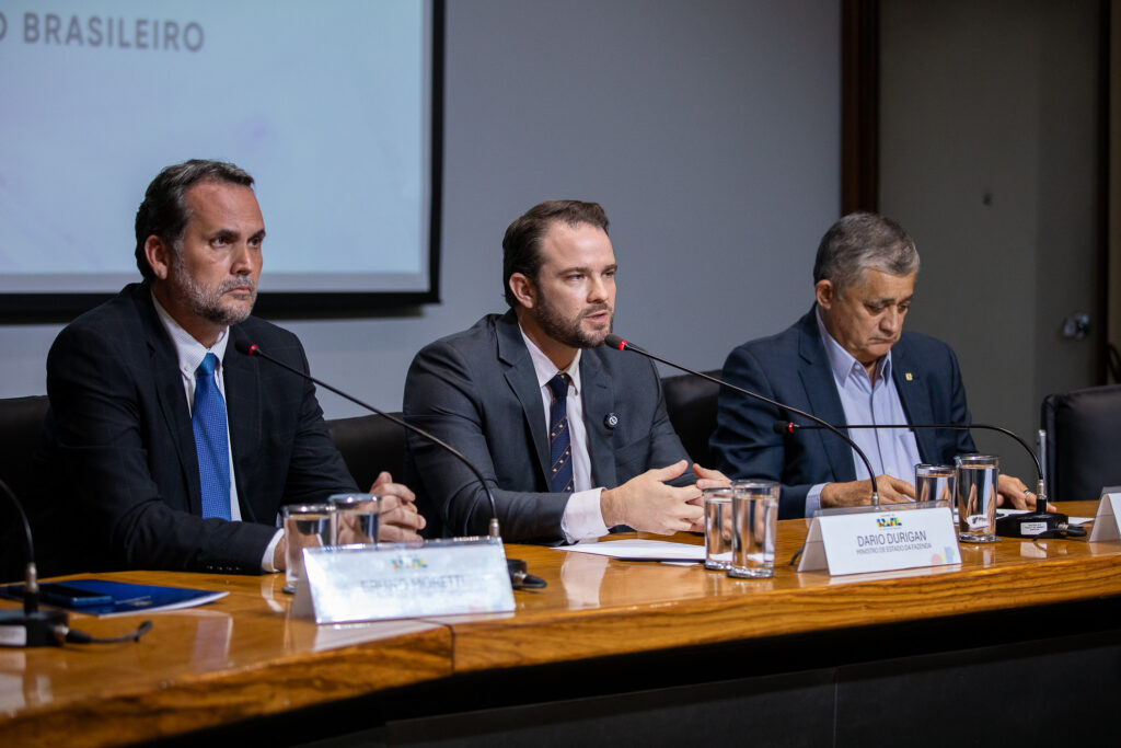 Governo quer usar alta do petróleo para reduzir impostos sobre gasolina