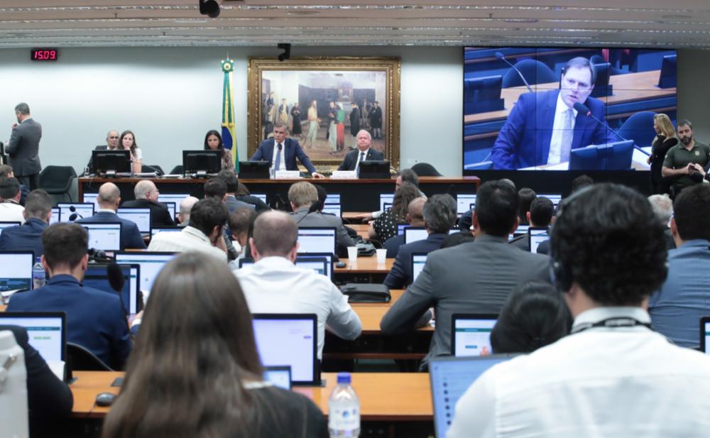 PEC do fim da escala 6×1 avança na CCJ da Câmara