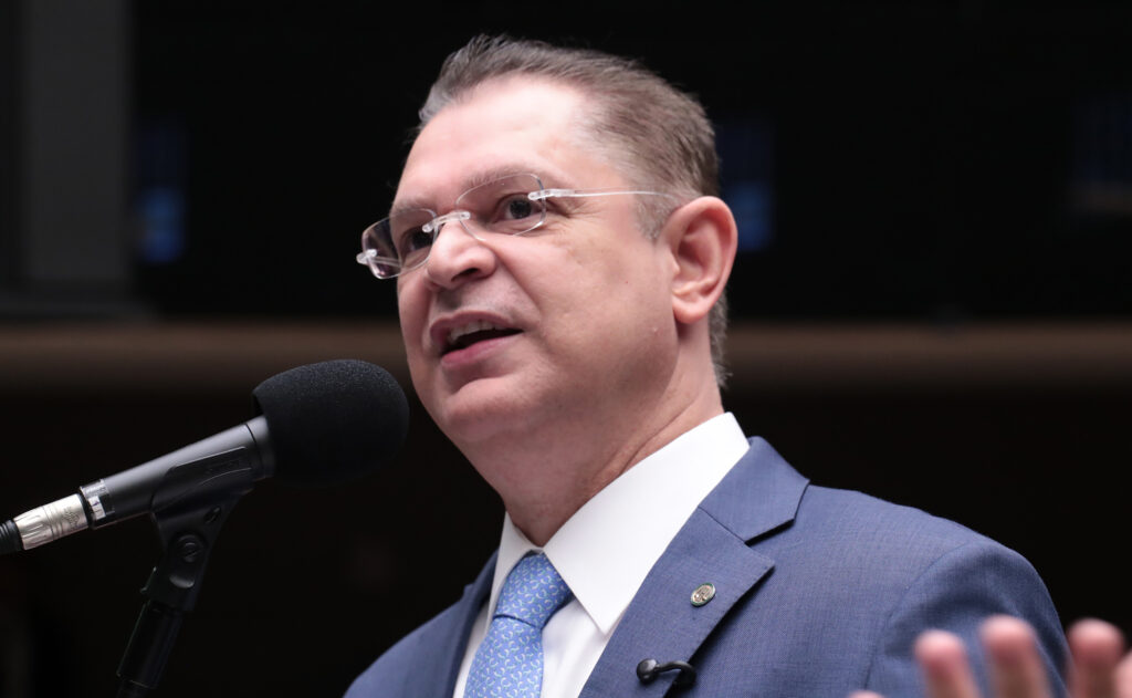 PL pode apoiar fim da escala 6×1 após as eleições, diz Sóstenes