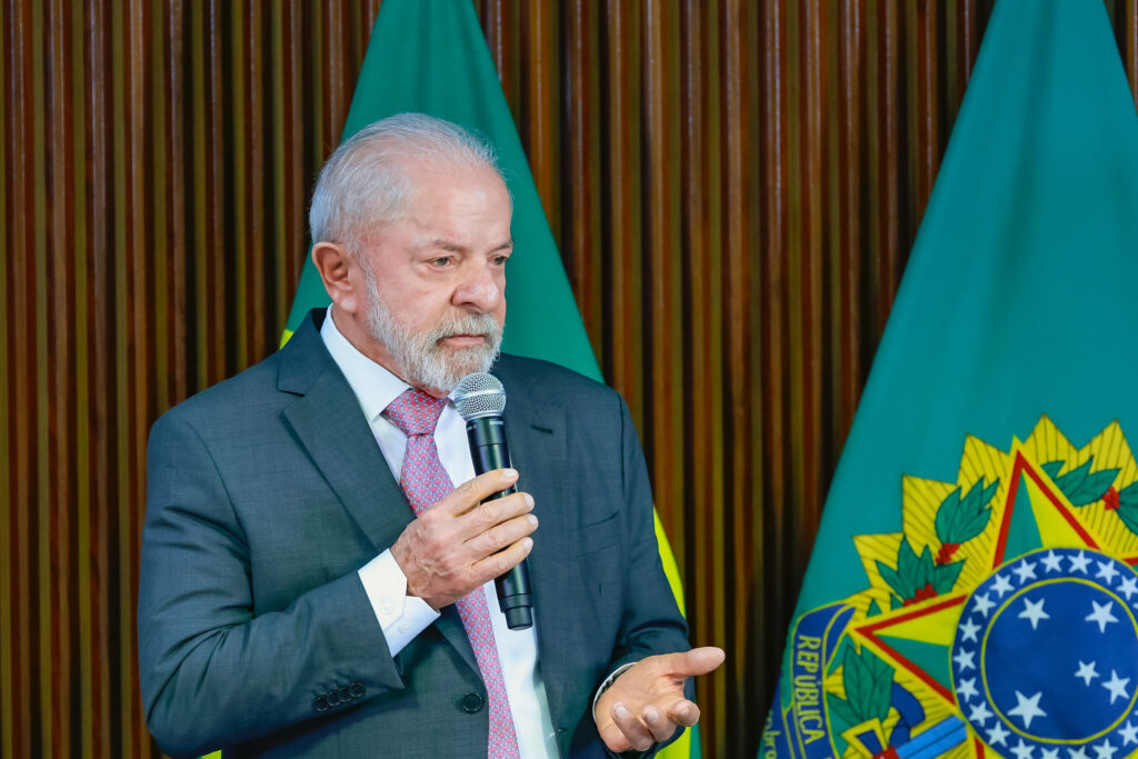 Lula adota figurino antissistema para reagir a cenário eleitoral