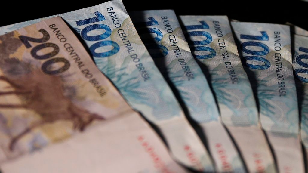 Governo tira R$ 65 bi da meta fiscal para criar superávit em 2027
