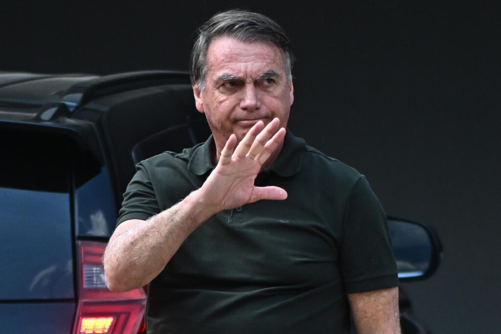 Bolsonaro evolui bem e iniciará fisioterapia, diz boletim médico