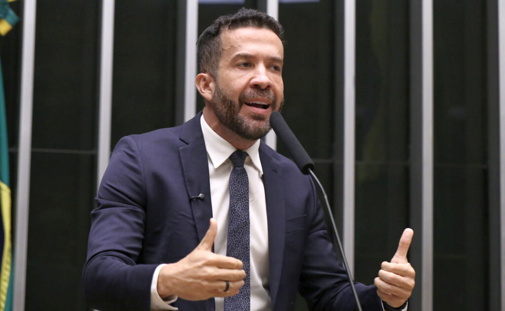 Motta exonera assessor de Janones que invadiu entrevista ao vivo